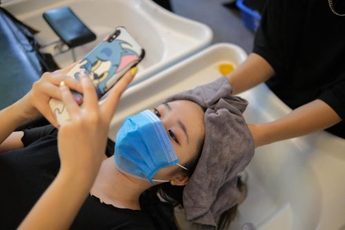 Giới trẻ Hà Nội vội đi làm nail, gội đầu ngay ngày mở cửa trở lại