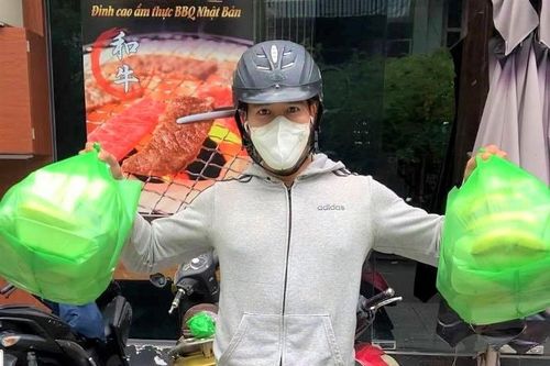Chàng trai đi khắp TP.HCM phát cơm chay trong mùa dịch