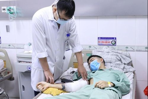 Nam thanh niên suýt mất cánh tay sau tai nạn lao động
