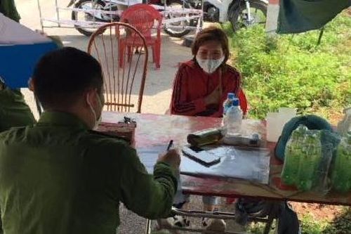 Nữ shipper cầm gạch tấn công cảnh sát