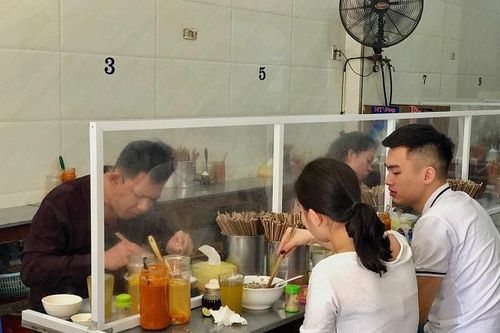 Ngày đầu mở cửa trở lại một số dịch vụ: Thực hiện nghiêm quy định phòng dịch