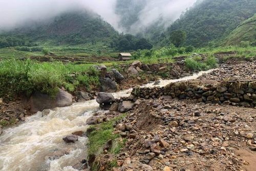 Sơn La: Lũ cuốn trôi nền đường, giao thông trên tỉnh lộ 109 bị chia cắt