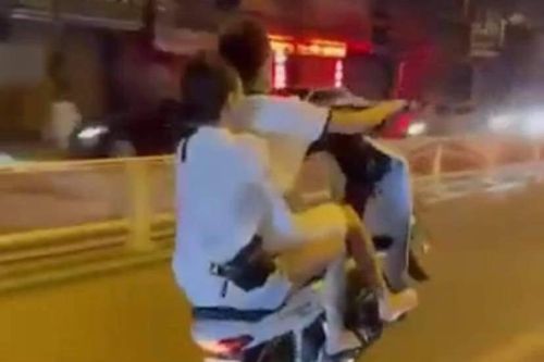 Lào Cai: Triệu tập đôi nam nữ bốc đầu xe máy di chuyển trên đường Hoàng Liên