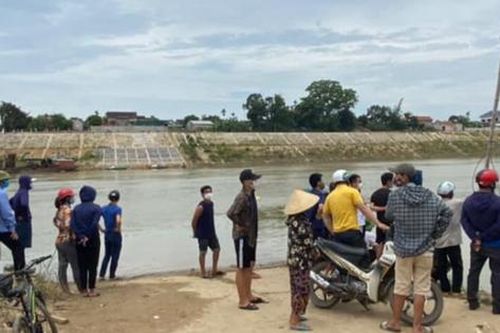 Khó khăn tìm kiếm người phụ nữ lên cầu gieo mình xuống sông Lam