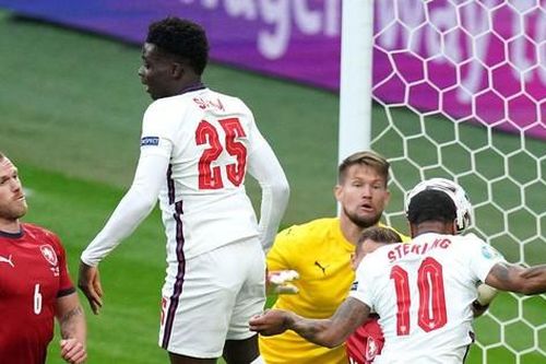 Sterling tái lập thành tích ghi bàn của Rooney sau 17 năm