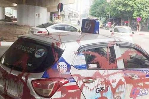 Taxi ở Hà Nội bị tạt sơn khắp thân xe