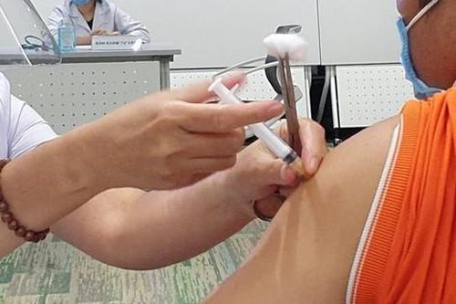 Hi hữu: Nhân viên sân bay Tân Sơn Nhất tiêm cùng lúc 2 mũi vắc-xin COVID-19