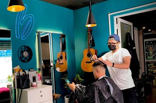 Khách xếp hàng 'dài cổ', thợ cắt tóc làm mỏi tay sau giãn cách