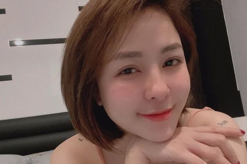 Hotgirl Trâm Anh bất ngờ đăng ảnh 'bàn tay lạ ôm bờ vai', dân mạng phán: 'Nhìn là biết tay đại gia'