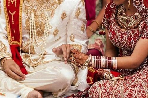 Đi phát thiệp mời cưới, người cha tuyệt vọng nhìn con gái chết giữa đường