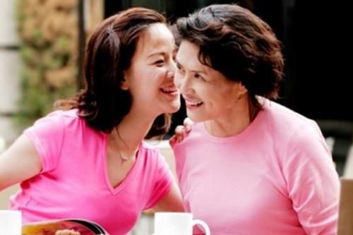 Mẹ chồng luôn đối xử tốt với tôi nhưng lại đi chơi với bồ của con trai