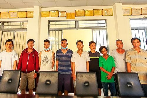 Đột kích tụ điểm cá độ bóng đá lúc nửa đêm