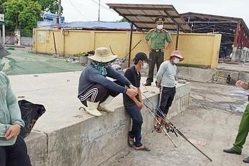 Phạt 8 triệu đồng 4 người đi câu cá trong ngày dịch