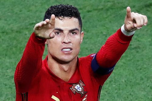 Ronaldo san bằng kỷ lục ghi bàn của huyền thoại châu Á