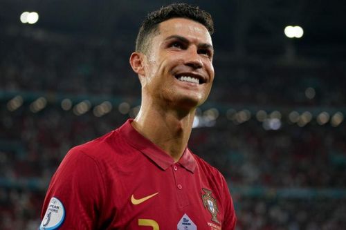 Ronaldo san bằng kỷ lục ghi bàn thế giới