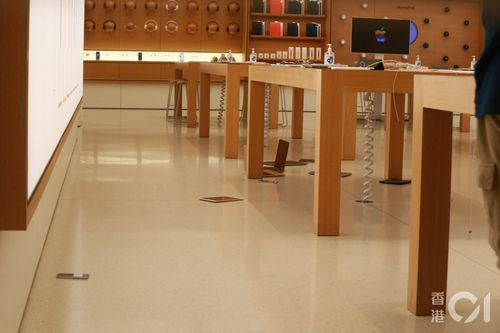 Người phụ nữ giận dữ, đập phá Apple Store ở Hong Kong