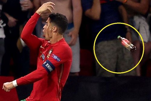Ronaldo bị CĐV ném chai nước ngọt