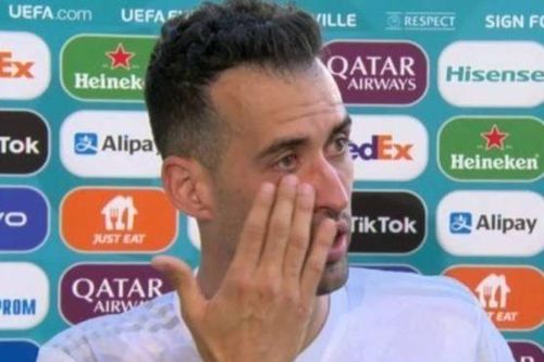 Busquets rơi nước mắt sau trận thắng của Tây Ban Nha