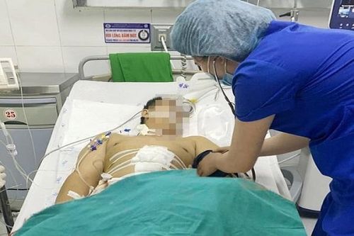 Cứu sống người đàn ông 50 tuổi hóc xương cá thủng ruột