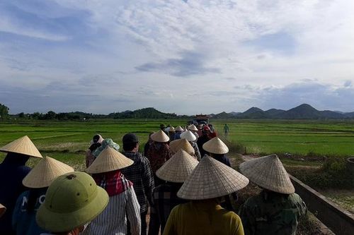 Nghệ An: Phát hiện thi thể 2 mẹ con trong tư thế ôm chặt nhau dưới ao nước