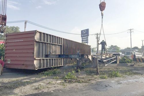 TP.HCM: Thùng xe container bị lật xuống đường, quốc lộ 1 ùn tắc nghiêm trọng