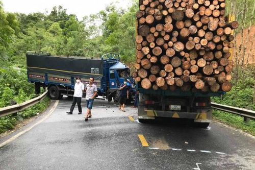 Bắc Kạn: 3 xe tông nhau, quốc lộ 3 ùn tắc