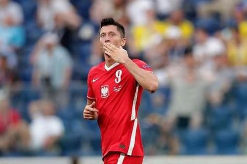 Đáng tiếc, Lewandowski lập cú đúp siêu phẩm cũng không cứu được Ba Lan