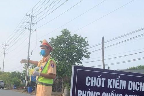 Cảnh sát truy đuổi, nổ súng chặn bắt ô tô thông chốt kiểm dịch ở Bình Phước
