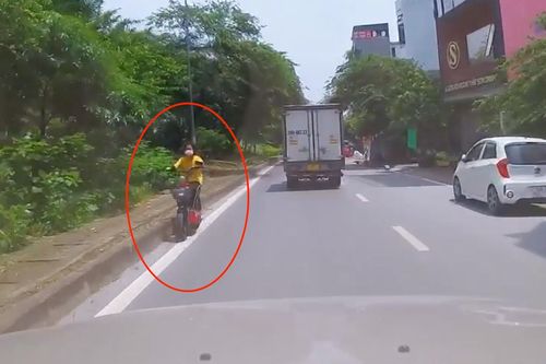 Nữ sinh lao xe đạp điện ngược chiều vun vút khiến tài xế ô tô giật mình