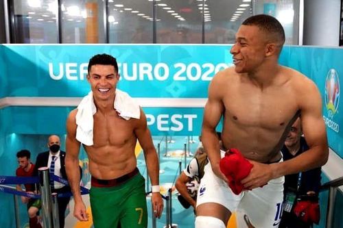 Khoảnh khắc hiếm ở EURO: Ronaldo và Mbappe vui vẻ đổi áo cho nhau