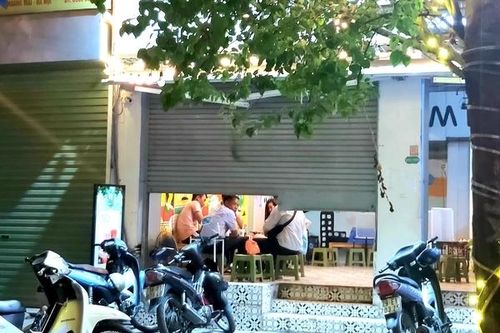 Hàng quán ở Hà Nội 'ngó lơ' quy định đóng cửa trước 21h