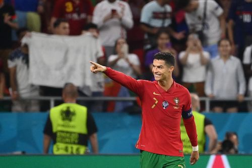 Ronaldo san bằng kỷ lục ghi bàn của huyền thoại Iran Ali Daei