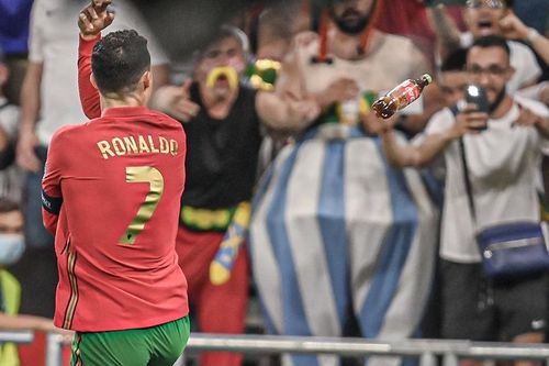 Siêu sao Ronaldo bị cổ động viên ném chai Coca Cola vào người