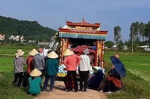 Nghệ An: Phát hiện 2 mẹ con ôm nhau tử vong dưới ao nước
