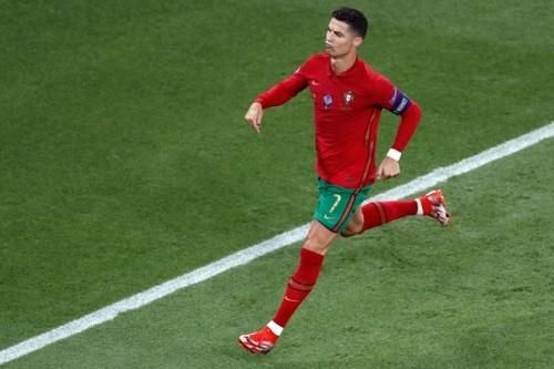 Ronaldo lập cú đúp vào lưới tuyển Pháp, sánh ngang với kỷ lục mọi thời đại của huyền thoại Ali Daei