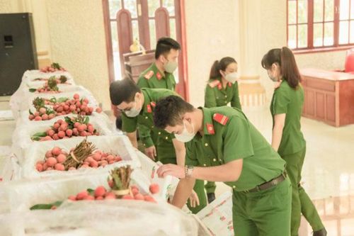 Tuổi trẻ Công an Lâm Đồng hỗ trợ tiêu thụ gần 2 tấn vải thiều Bắc Giang