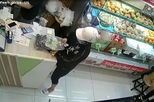 Clip nữ quái làm 'ảo thuật' trộm tài sản tại cửa hàng bán trái cây