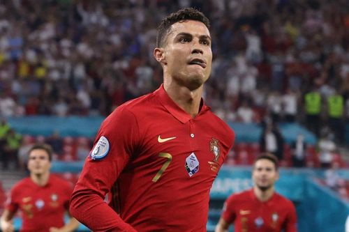 Ronaldo ghi cú đúp phạt đền, chạm kỷ lục thế giới