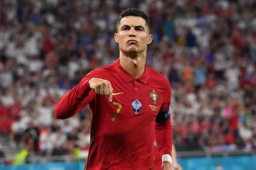 Thủ môn Pháp đấm ngã đối thủ, Ronaldo nối dài kỷ lục
