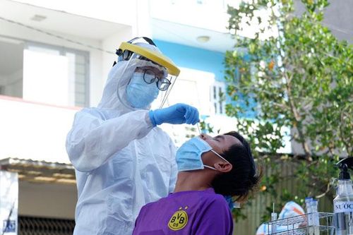 Nhân viên lấy mẫu xét nghiệm không nhất thiết mặc bảo hộ liền thân