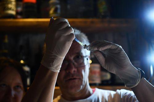 Vì sao các nước muốn tiêm 2 mũi vaccine khác loại?