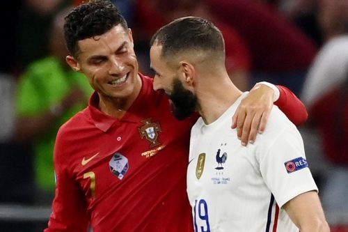 Hành động hài hước của Ronaldo với Benzema