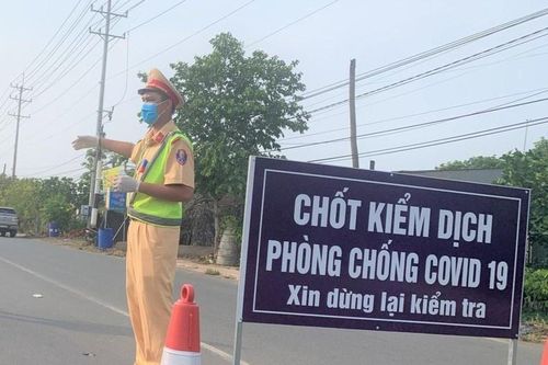 Cảnh sát truy đuổi, nổ súng chặn ôtô thông chốt kiểm dịch