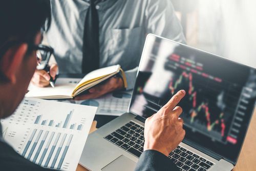 Nhiều người trẻ đi vay tiền để đầu tư chứng khoán