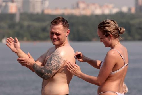 Người dân Moscow đổ đi tắm sông trong đợt nóng nhất 120 năm qua