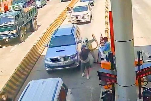 Bẻ barie, lái ôtô chạy ngược chiều qua trạm thu phí