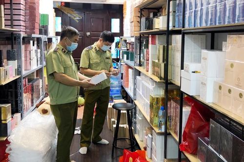 Hà Nội: Đột kích cửa hàng nước hoa lớn tại 91 Hàng Gà