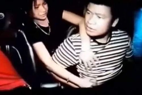 Nam hành khách chửi bới, đấm liên tục vào mặt tài xế taxi