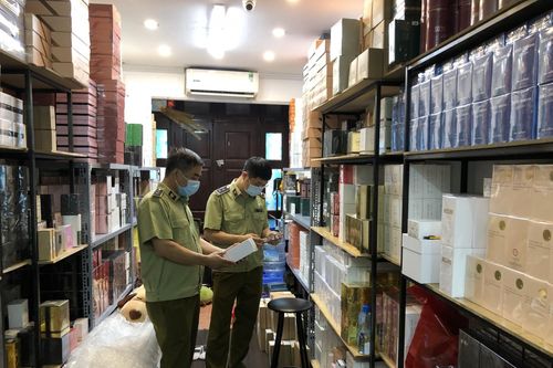 Hà Nội: Đột kích 'tổng kho' nước hoa lớn tại số 91 Hàng Gà