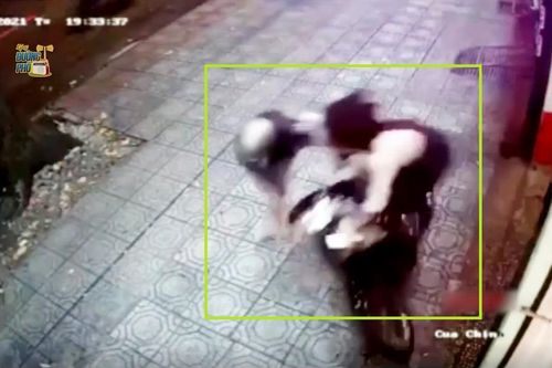 Phát hiện tên trộm xe máy, cô gái tung pha song phi 'cực chất'